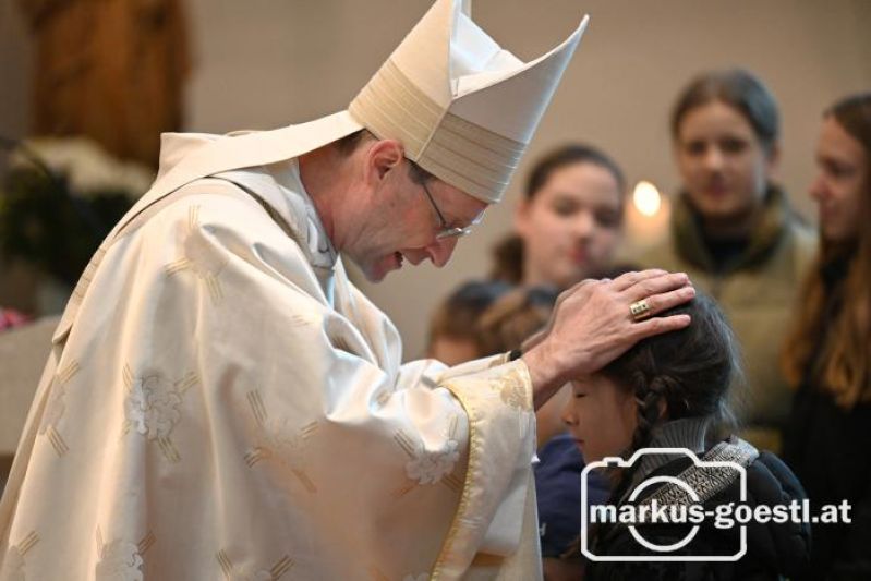 Bischof segnet Kinder