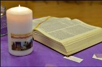 Kerze und Bibel