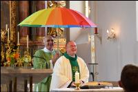 Diakon_Priester_Regenschirm