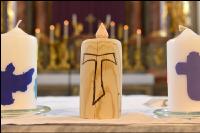 Holzkerze mit Taukreuz