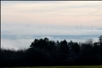 Windräder im Nebel