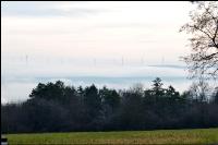 Windräder im Nebel