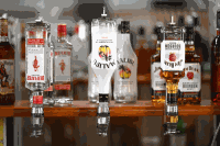 Bar mit Schnapsportionierer