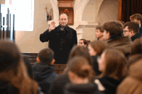 Bischof trifft Firmlinge