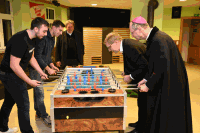 Bischof im Jugendheim