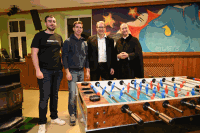 Bischof im Jugendheim