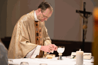 Eucharistiefeier Brot brechen
