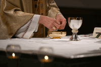 Eucharistiefeier Brot brechen