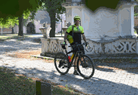 Pater Ionut mit Fahrrad
