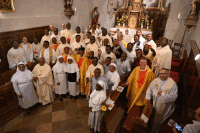 Priester und Ordensschwestern