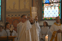 Pfarrer Seher mit Evangeliar