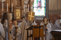 Pfarrer Seher mit Evangeliar