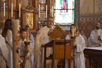 Pfarrer Seher mit Evangeliar