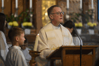 Pfarrer Seher mit Evangeliar