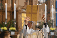 Pfarrer Seher mit Evangeliar