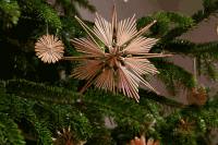 Strohstern am Christbaum