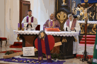 Priester beim Altar