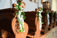 geschmückte Kirchenbänke