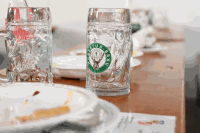 leeres Bierglas und Geschirr