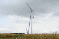 Erstes Windrad fertig montiert