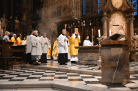 Diakon mit Evangeliar