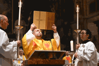 Diakon mit Evangeliar