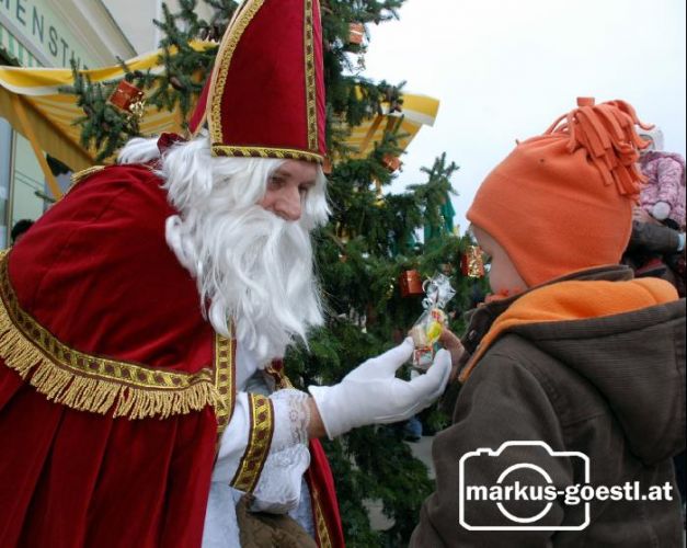 Nikolaus übergibt Geschenk