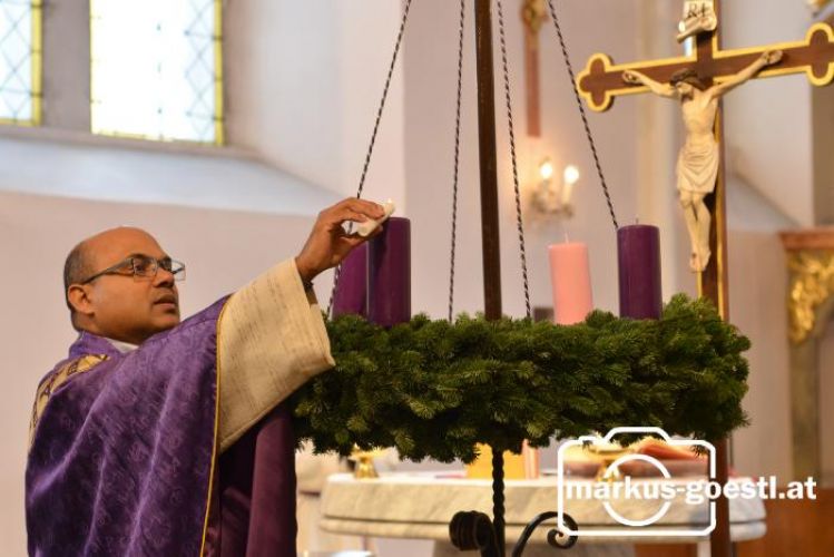 Adventkranz Kerze entzünden