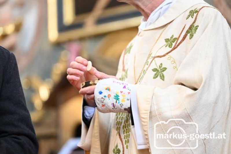 Kommunionspendung Gipshand