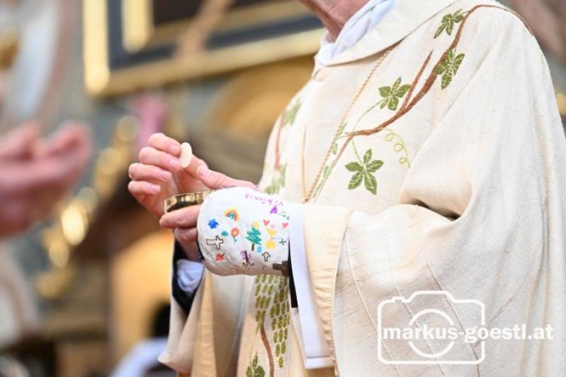 Kommunionspendung Gipshand