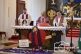 Priester beim Altar