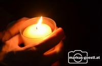 Hand mit Kerzenschein