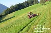 Mähtraktor beim Wiese mähen