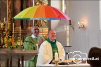 Diakon_Priester_Regenschirm