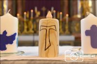 Holzkerze mit Taukreuz