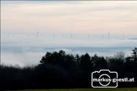 Windräder im Nebel