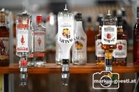 Bar mit Schnapsportionierer