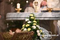 Weihnachtskrippe vor Altar