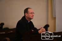 Bischof Turnovszky betet