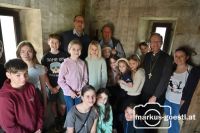 Minis mit Bischof am Kirchturm