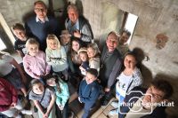 Minis mit Bischof am Kirchturm