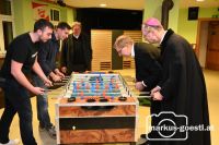 Bischof im Jugendheim