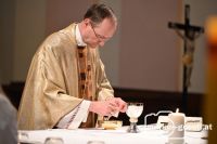Eucharistiefeier Brot brechen