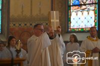 Pfarrer Seher mit Evangeliar