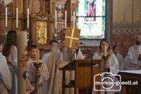 Pfarrer Seher mit Evangeliar