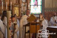 Pfarrer Seher mit Evangeliar