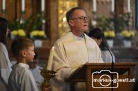 Pfarrer Seher mit Evangeliar