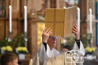 Pfarrer Seher mit Evangeliar