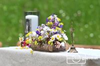 Blumengesteck und Tischkreuz