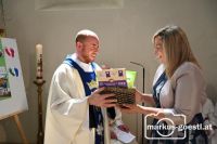 Pater Liviu mit Geschenk